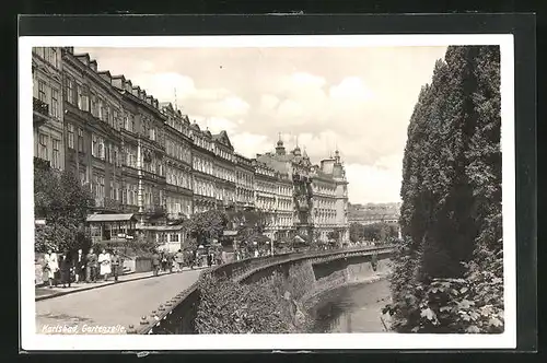 AK Karlsbad, Passanten auf der Gartenzeile