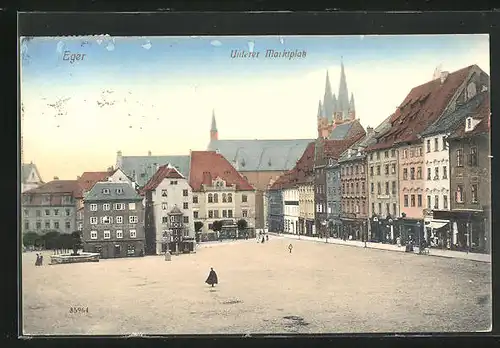 AK Eger, Mann mit Mantel auf unterem Marktplatz