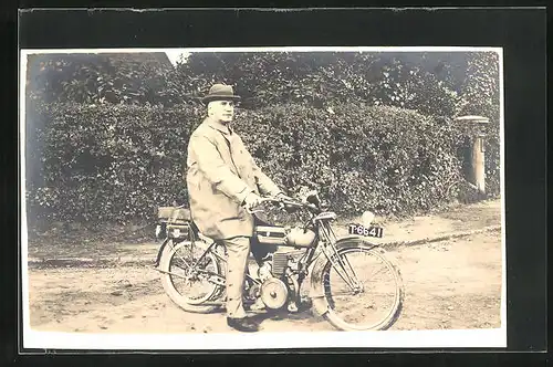 Foto-AK Älterer Herr auf einem Motorrad