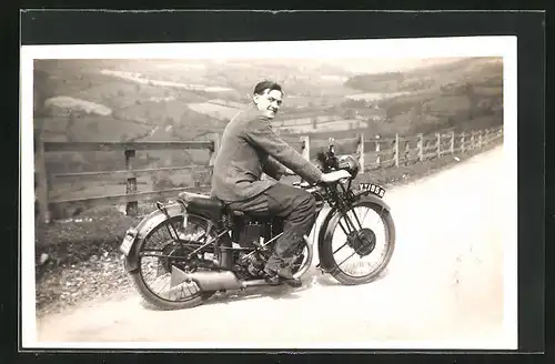 Foto-AK Junger Herr auf einem Rudge Motorrad
