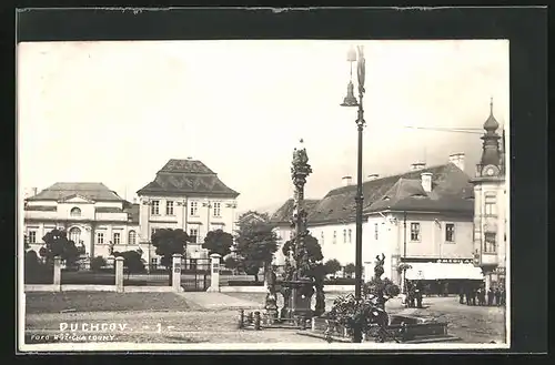 AK Dux / Duchcov, Hauptplatz mit Brunnen und Denkmal