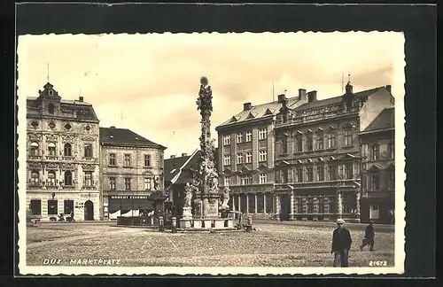 AK Dux / Duchcov, Marktplatz mit Denkmal