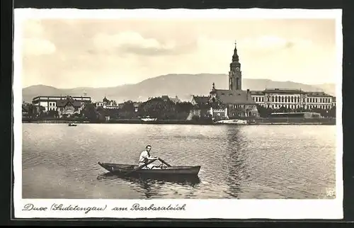 AK Dux / Duchcov, Am Barbarateich, Mann in Ruderboot