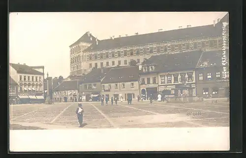 AK Bilin / Bilina, Marktplatz mit Gasthaus und Brunnen