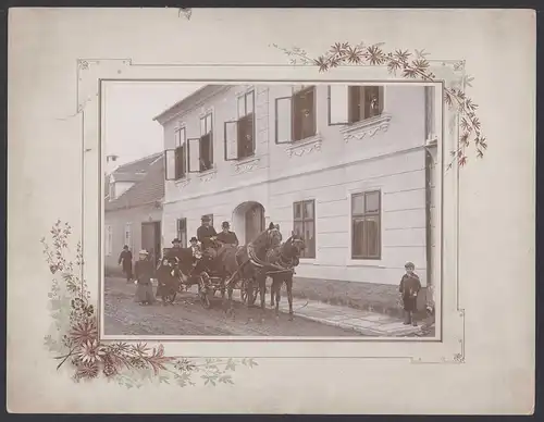 Fotografie W. Faber, Ansicht Prachatitz / Süd-Böhmen, Strassenansicht mit Wohnhaus & Pferdekutsche, 32 x 25cm