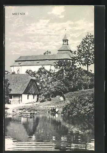 AK Mrtnik, Blick vom Dorfweiher zur Kirche