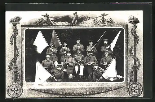 Foto-AK Soldaten in Uniform halten Fahnen