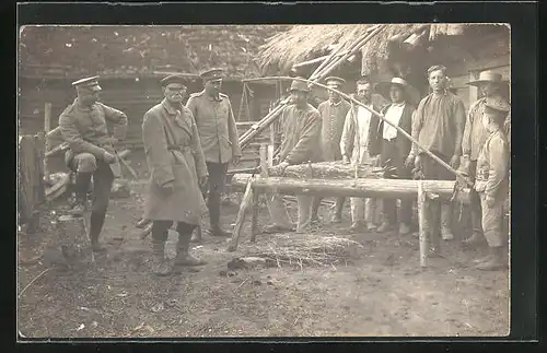 Foto-AK Tischler werden bei der Arbeit von Soldaten inspiziert