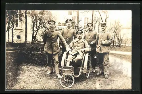 Foto-AK Soldat im Rollstuhl mit seinen Kameraden