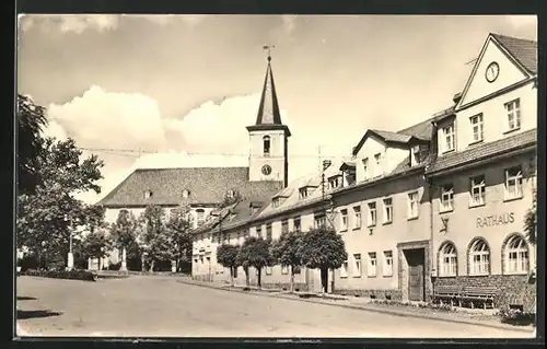 AK Hohenleuben /Zeulenroda, Strassenpartie mit Markt und Rathaus