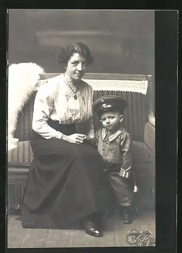 AK Junge Frau mit kleinem Soldaten an der Hand, Kinder Kriegspropaganda