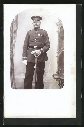 Foto-AK Soldat mit Orden in Uniform
