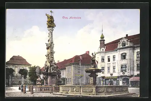 AK Dux / Duchcov, Dux, Marktplatz mit Dreifaltigkeits-Statue und Hotel
