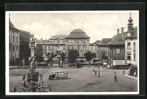 AK Dux / Duchcov, Schloss mit Teil des Marktplatzes