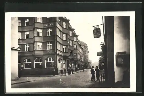 AK Zatec, mesto chmele, Strassenpartie mit Hotel Goldener Löwe im Ort