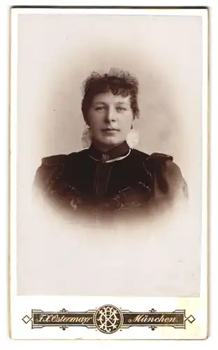 Fotografie F. X. Ostermayr, München, Karlsplatz 6, Portrait Wally Schmidt im Biedermeierkleid mit Locken