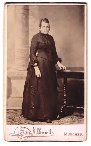 Fotografie Jos. Albert, München, Carlastr. 21, Portrait Dame im Biedermeierkleid mit hochgestecktem Zopf