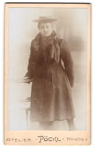 Fotografie Pöckl, München, Kaufingerstr. 21, Portrait junge Frau im Mantel mit Pelzschal und Hut