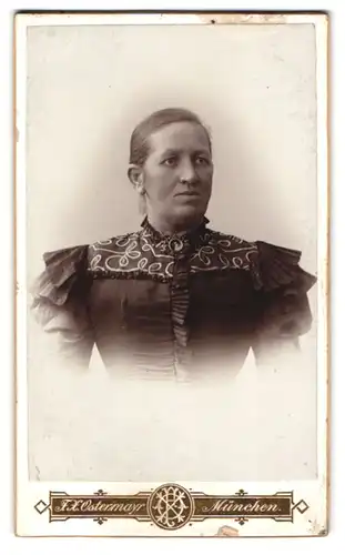 Fotografie F. X. Ostermayr, München, Karlsplatz 6, Portrait Dame im Biedermeierkleid mit Brosche