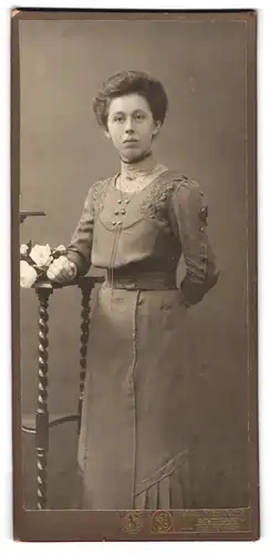 Fotografie Karl Hertlein, Stuttgart, Rotebühl-Str. 35, Portrait Dame im Biedermeierkleid mit Kette und toupierten Haaren