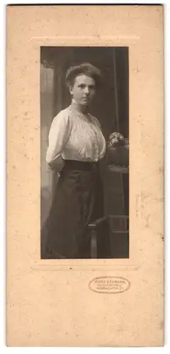 Fotografie Moritz Baumann, Augsburg, Wertachstr. 27, Portrait junge Frau in weisser Bluse mit toupierten Haaren