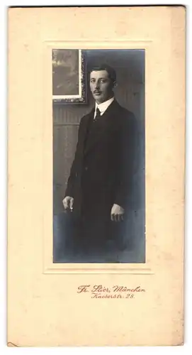 Fotografie Fr. Stier, München, Kaiserstr. 28, Portrait Herr im dunklen Anzug posiert im Atelier