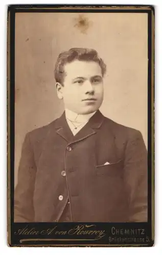 Fotografie A. von Rouvroy, Chemnitz, Brückenstr. 5, Portrait junger Knabe im Anzug mit Locken