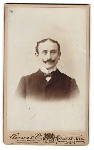 Fotografie Samson & Co., Frankfurt a. M., Zeil 46, Portrait Herr im Anzug mit Kaiser Wilhelm Bart