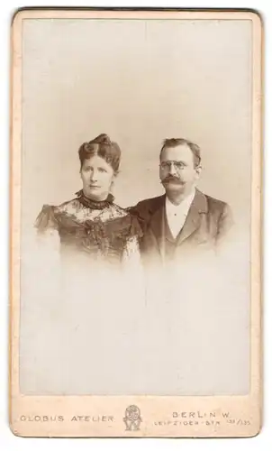 Fotografie Globus Atelier, Berlin, Leipziger-Str. 132/135, Portrait Dr. Moritz Richter und Frau Ida Richter im Tüllkleid