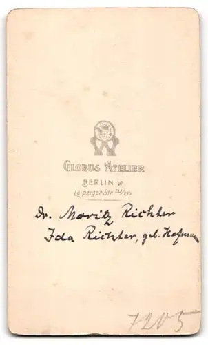 Fotografie Globus Atelier, Berlin, Leipziger-Str. 132/135, Portrait Dr. Moritz Richter und Frau Ida Richter im Tüllkleid