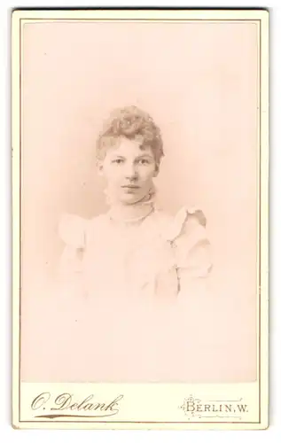 Fotografie O. Delank, Berlin, Friedrichstr. 185, Portrait Theodora Kretzer im weissen Kleid mit Locken