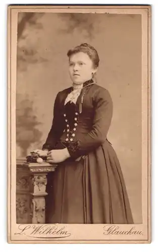 Fotografie L. Wilhelm, Glauchau, Hoffnung 57, Portrait junge Frau im Biedermeierkleid mit Perlenkette