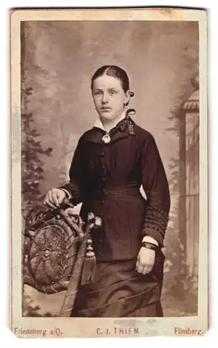 Fotografie C. J. Thiem, Flinsberg, Portrait junge Frau im Biedermeierkleid mit Brosche