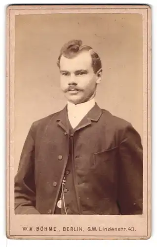 Fotografie W. K. Böhme, Berlin, Lindenstr. 43, Portrait junger Mann im Anzug mit Moustache und Tolle