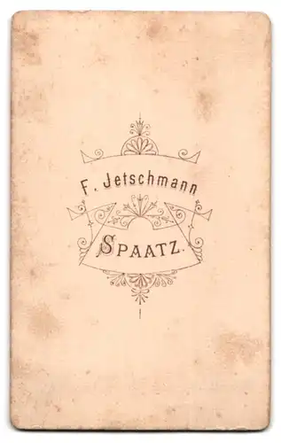 Fotografie F. Jetschmann, Spaatz, Portrait junger Mann im Anzug mit gestreifter Fliege und gegelten Haaren