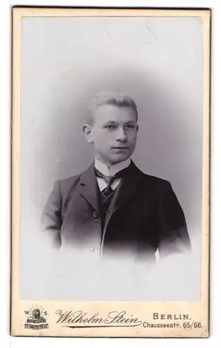 Fotografie Wilhelm Stein, Berlin, Chausseestr. 65 /66, Portrait junger blonder Knabe im Anzug mit Schlips