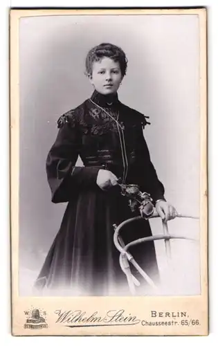 Fotografie Wilhelm Stein, Berlin, Chausseestr. 65 /66, Portrait junge Frau im schwarzen Biedermeierkleid mit Locken