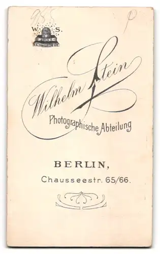 Fotografie Wilhelm Stein, Berlin, Chausseestr. 65 /66, Portrait junge Frau im schwarzen Biedermeierkleid mit Locken