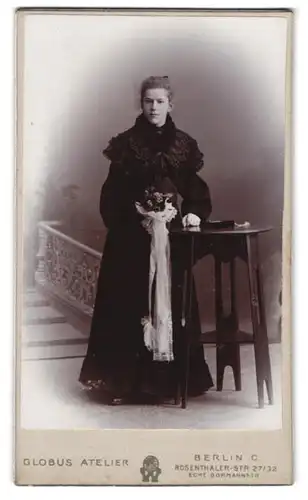 Fotografie Globus Atelier, Berlin, Rosenthaler-Str. 27 /32, Portrait junge Frau im schwarzen Kleid mit Blumenstrauss