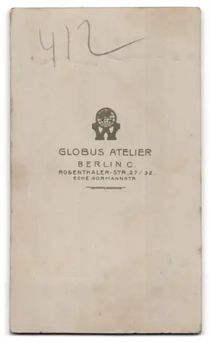Fotografie Globus Atelier, Berlin, Rosenthaler-Str. 27 /32, Portrait junge Frau im schwarzen Kleid mit Blumenstrauss