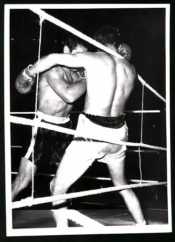 Fotografie Rudi Reilaender, Frankfurt / Main, Boxkampf, Boxer im Clinch