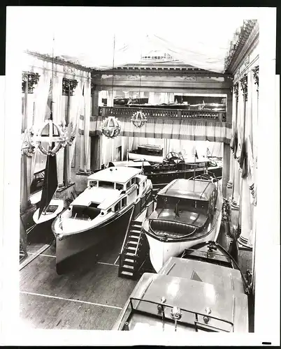 Fotografie unbekannter Fotograf, Ansicht New York City, National Motor Boat Show, Boote - Yacht im Ausstellungsraum