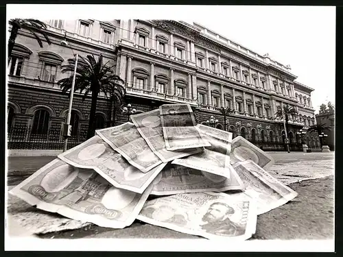Fotografie unbekannter Fotograf, Ansicht Rom - Roma, Haufen Banknoten vor der Notenbank zu Rom