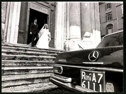 Fotografie unbekannter Fotograf, Ansicht Rom - Roma, Brautpaar nach d. Trauung, Mercedes Benz 280S Hochzeitslimousine