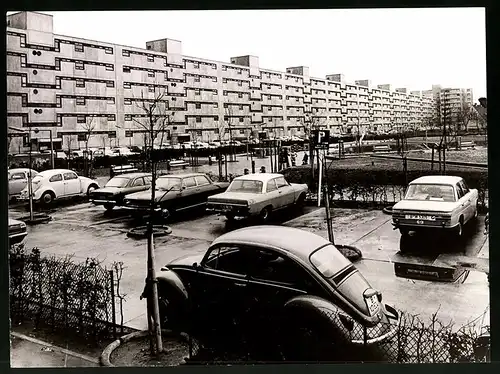 Fotografie unbekannter Fotograf, Ansicht Berlin, Auto VW Käfer, Filmszene aus Der Lange Jammer im Märkischen Viertel