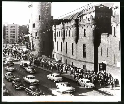 Fotografie unbekannter Fotograf, Ansicht New York City, Autos im Strassenverkehr vor der Kingsbridge Armory in der Bronx