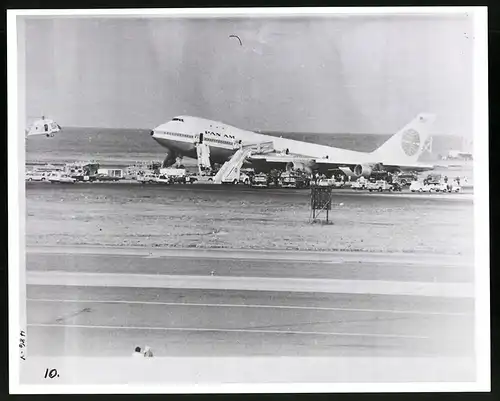 Fotografie Flugzeug Boeing 747 Jumbo-Jet der Pan-Am Fluggesellschaft nach einer Notlandung, Grossformat 25 x 20cm
