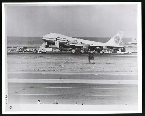 Fotografie Flugzeug Boeing 747 Jumbo-Jet der Pan-Am Fluggesellschaft nach einer Notlandung auf einem Flughafen