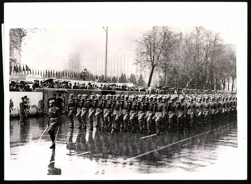 Fotografie Keystone, Ansicht Belgrad, Soldaten mit Deutschem Fallschirmjäger-Stahlhelm bei einer Parade