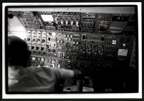 Fotografie Flugzeug Instrumententafel des Navigators in einem Passagierflugzeug, Grossformat 30 x 21cm